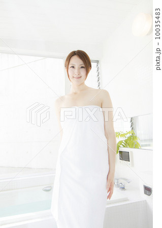 入浴前の若い女性 10035483