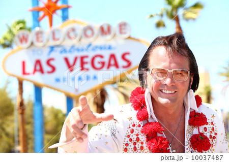 Elvis impersonator man in front of Las Vegas sign Elvis impersonator man in front of Las Vegas sign 10037487