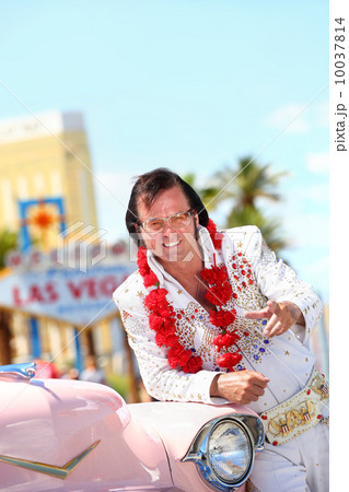 Elvis impersonator and Las Vegas sign 10037814
