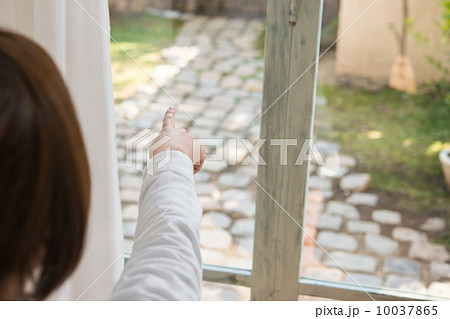 外を指す 10037865