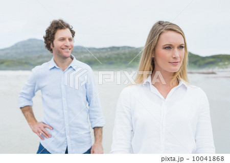 Portrait of a casual young couple at beach 10041868