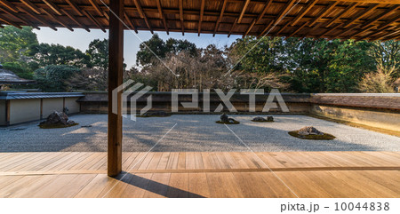 京都　世界遺産　龍安寺　石庭 10044838