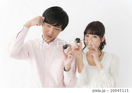 石炭を手にして悩むカップル・夫婦 石炭を手にして悩むカップル・夫婦 10045115