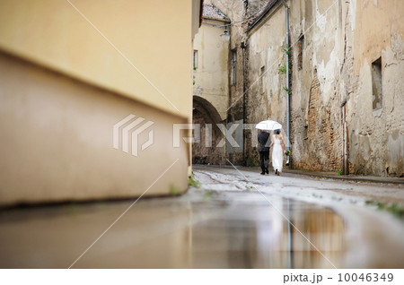Bride and groom walking away 10046349