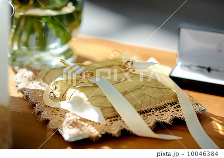 Wedding rings on pillow Wedding rings on pillow 10046384