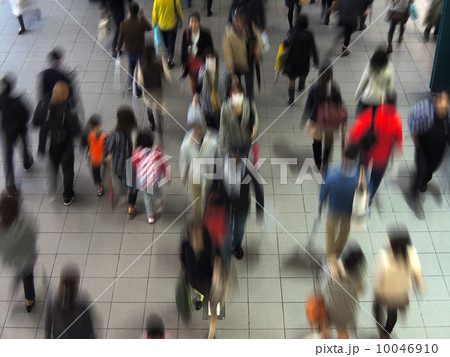 行き交う群衆 ターミナル駅コンコース 10046910