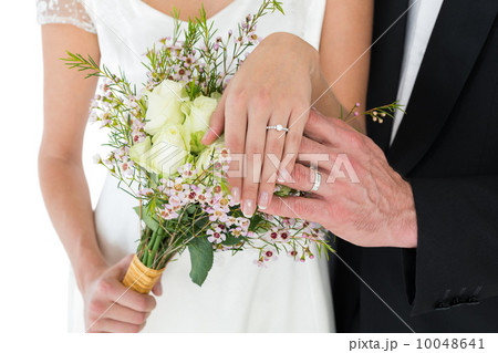 Newly wed couple showing wedding rings 10048641