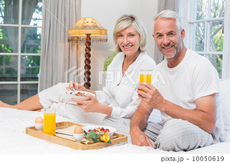 Mature couple having breakfast in bed 10050619