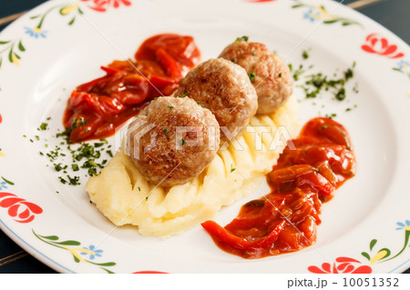 meatballs with mashed potatoes 10051352