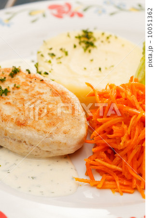 chicken cutlet with mashed potatoes 10051362