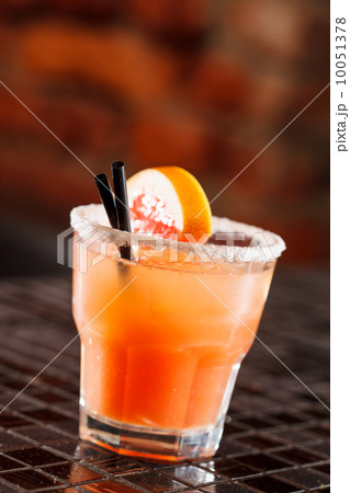 cocktail with grapefruit 10051378
