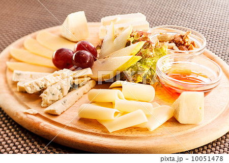 cheese plate with grapes 10051478