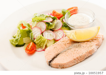 salmon steak with salad 10051957