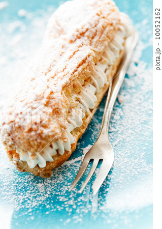 eclair with cream 10052162