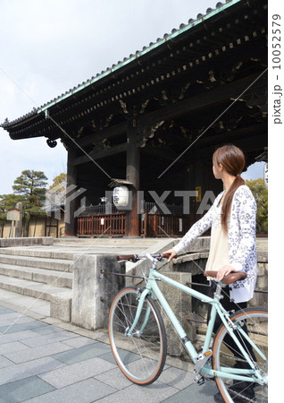 東寺の南大門･自転車･若い女性（京都市南区） 10052579