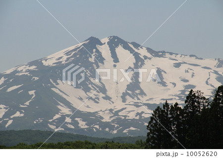 残雪の鳥海山 10052620