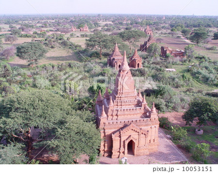 平原に林立するパゴダ群（バガン／ミャンマー） 10053151