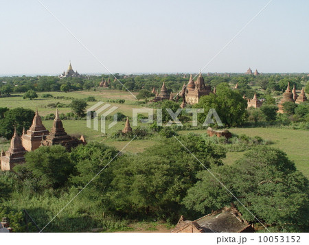 平原に林立するパゴダ群（バガン／ミャンマー） 10053152