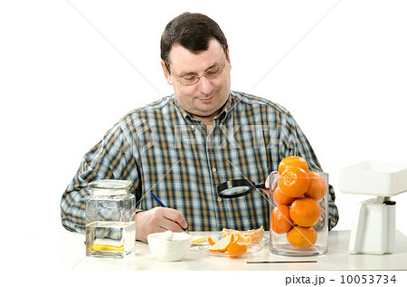 Phytocontrol technician inspects the appearance of mandarine slices 10053734