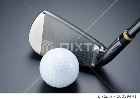 ゴルフクラブ・アイアンとボール 10059441