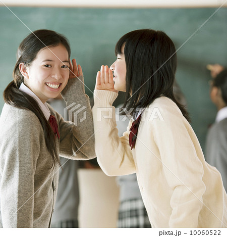 黒板の前で内緒話をする中学生 10060522