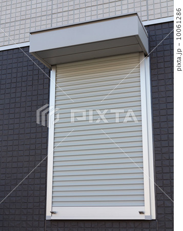 戸建て住宅のシャッター付き窓 10061286