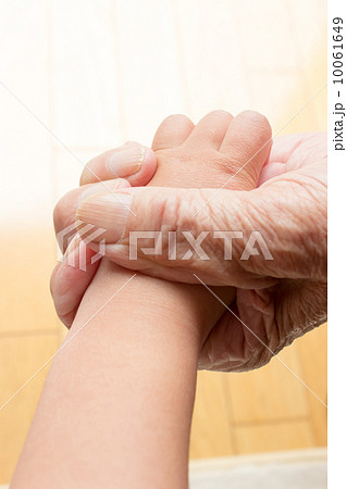 老人と子供の手の写真素材