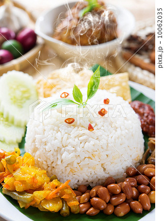 Nasi lemak with fresh hot steam Nasi lemak with fresh hot steam 10062035