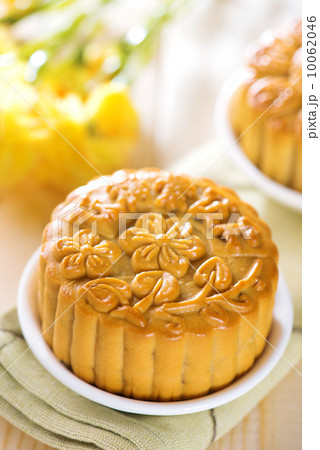 Assorted fruits nuts mooncakes on table 10062046
