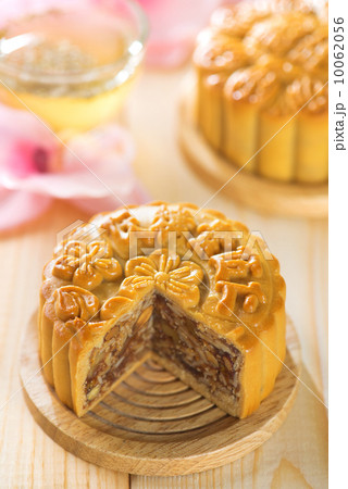 Assorted fruits nuts mooncakes with tea 10062056