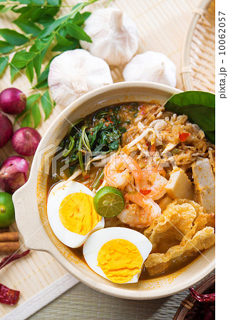 Singaporean prawn noodles 10062057