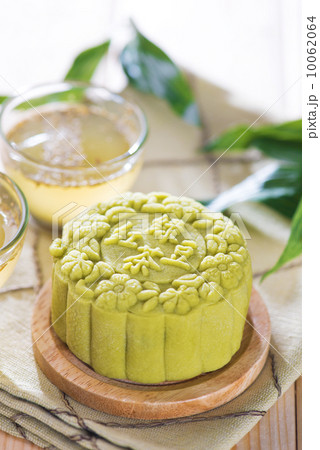 Green tea with red bean paste mooncake 10062064