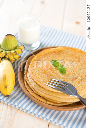 homemade banana pancake breakfast 10062127