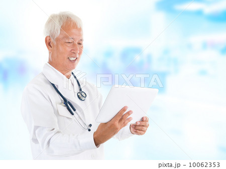 Asian senior doctor using tablet-pc Asian senior doctor using tablet-pc 10062353