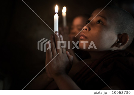 Little monks praying 10062780