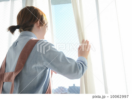 外を見る女性 外を見る女性 10062997