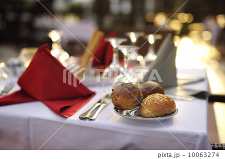 White and red festive table White and red festive table 10063274