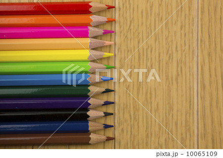 並ばれた色鉛筆 10065109