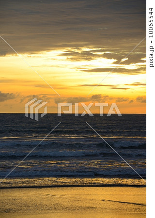 インドネシア　バリ島　夕焼け 10065544