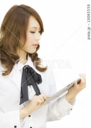 タブレットを見る若い女性 10065559