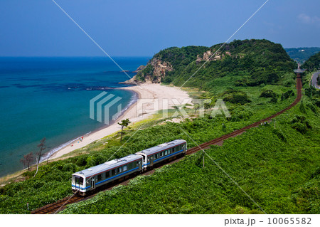 山陰本線・石見の海岸線をゆくローカル列車 10065582