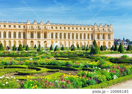 Pond in front of the Royal residence at Versailles near Paris in 10066185
