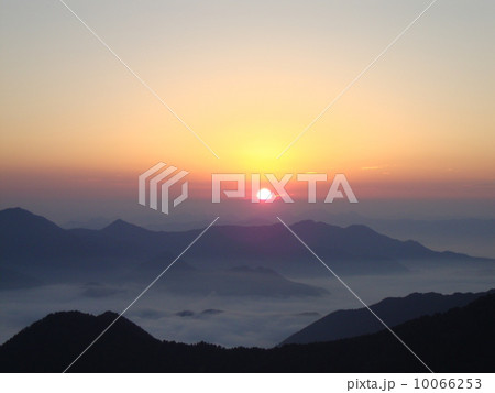 日の出と雲海 10066253