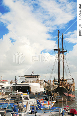 Yachts and fishing boats at pier 10066368