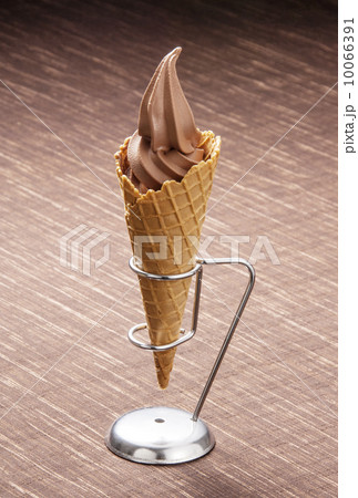 出来立てのソフトクリーム きれいな形のソフトクリーム イメージ素材 出来立てのソフトクリーム きれいな形のソフトクリーム イメージ素材 10066391