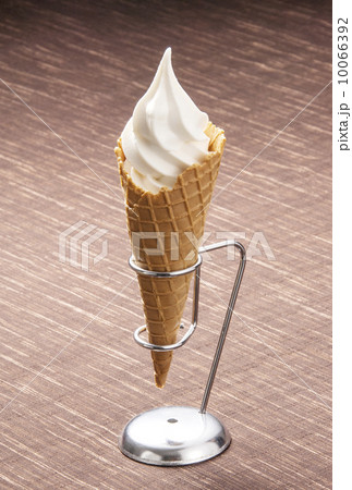 出来立てのバニラソフトクリーム　きれいに形成されたソフトクリーム　ミルクソフトクリーム　イメージ素材 10066392