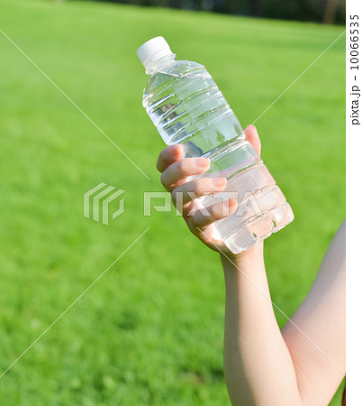 ペットボトルの水の写真素材