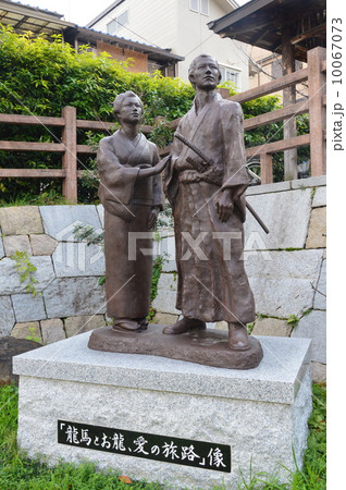 龍馬とお龍 愛の旅路像（京都市伏見区表町） 10067073
