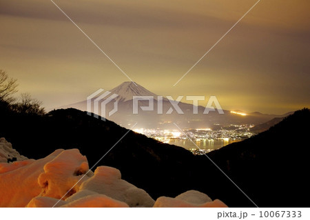 雪の御坂峠からの富士 雪の御坂峠からの富士 10067333