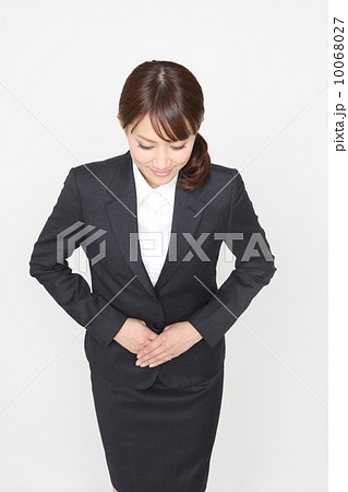 お辞儀をする女性社員 お辞儀をする女性社員 10068027